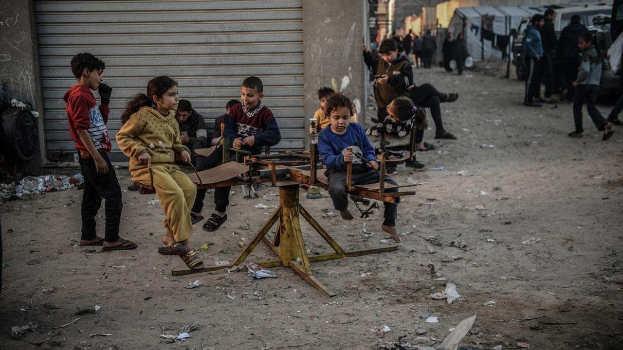 Savaşın gölgesinde geçen çocukluk